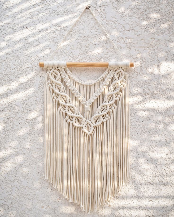 Zarif Örgü Detaylı V Kesim Makrome Duvar Panosu